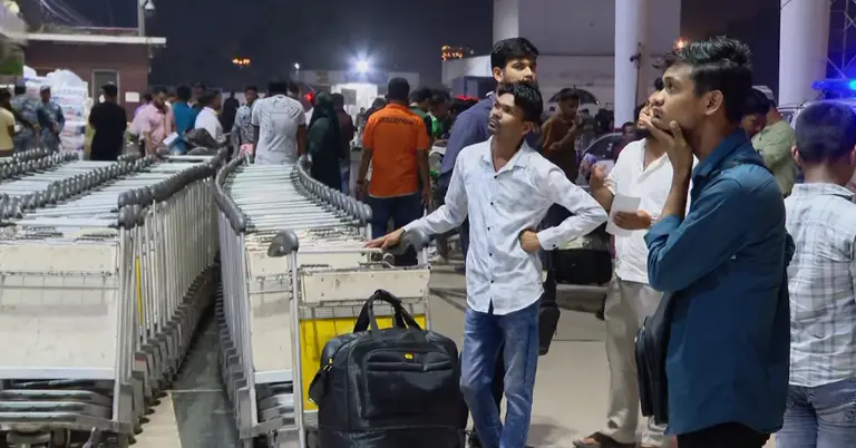 বিমানবন্দরে অপেক্ষমান যাত্রীরা